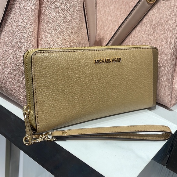 MICHAEL KORS LARGE TRAVEL CONTINENTAL WRISTLET WALLET PHONEHOLDER  
CAMEL - Picture 12 of 16